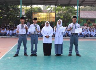 Kepala MAN Asahan Berikan Penghargaan Untuk Siswa Berprestasi