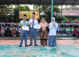 Kepala MAN Asahan Berikan Penghargaan Kepada Siswa Juara Muaythai, Renang dan Olimpiade Sains