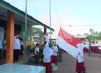 Jadi Pembina Upacara, Guru MIN 5 Asahan Ingatkan Kembali Kekuatan “Empat Kata Ajaib” untuk Tanamkan Budi Pekerti