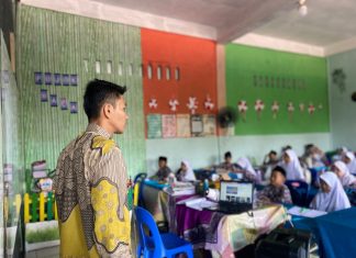 Guru MIN 10 Asahan Hadirkan Inovasi Pembelajaran Puisi dengan Infokus, Bikin Siswa Kelas 3 Lebih Antusias