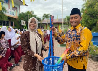 Kepala MIN 10 Asahan Serahkan Alat Kebersihan Kepada Wali Kelas, Dorong Budaya Sekolah yang Bersih dan Sehat