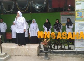Fitri Wulandari Sampaikan Pesan Sukses Ujian Sumatif Akhir Semester pada Upacara Senin