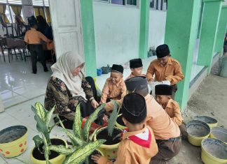 Siswa dan Guru Gelar Kegiatan Menanam Bunga untuk Percantik Lingkungan MIN 7 Asahan