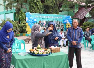 Kepala MAN Asahan Potong Nasi Tumpeng, Beri Penghormatan Dan Apresiasi Kepada Guru Senior