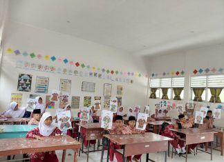 Guru MIN 7 Asahan Gelar Kegiatan Kreatif Menggambar Baju untuk Kolase Batik dari Kertas Kado