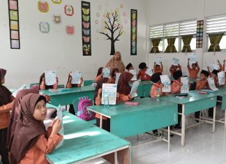 Asah Kemampuan dan Kreativitas Siswa, Guru Kelas I-A MIN 7 Asahan Lewat Kegiatan Mewarnai Bangun Datar
