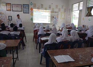 Kepala MIN 7 Asahan Lakukan Supervisi, Guru Kelas 5 Sampaikan Materi dengan Media Pembelajaran