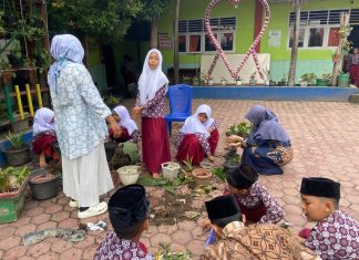 Peran Aktif Koordinator PKM dalam Menjaga Kebersihan Lingkungan Sekolah MIN 10 Asahan