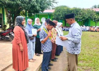 Meriah, Pembagian Rapor di MtsS Almanaar Pulu Raja
