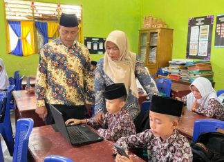 Kepala MIN 10 Asahan Bersama Pengawas Madrasah, Lakukan Kunjungan Kelas Pantau Pelaksanaan Ujian CBT di Kelas 4 dan 5
