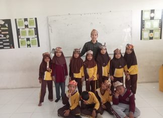 Kreativitas Siswa Kelas III-B MIN 7 Asahan Lestarikan Budaya Lewat Pembuatan Tanjak Melayu