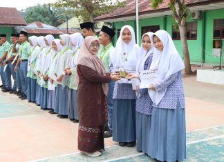 Kepala MAN Asahan Serahkan Medali Penghargaan Kepada Peserta Didik Berprestasi Di Akhir Tahun 2025