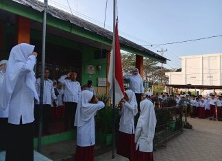 Upacara Bendera di MIN 5 Asahan Tekankan Pentingnya Adab di Atas Segalanya