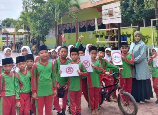 Siswa Kelas 3B MIN 10 Asahan Antusias Praktik Rambu Lalu Lintas dengan Model Discovery Learning