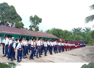 Awali Masuk Sekolah Pasca Idul Fitri, MTsS dan MIS Bary Tarbiyah Gelar Apel Pagi di Lapangan