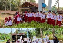 Belajar Matematika di Alam Bebas, Siswa Kelas 1 MIS Bary Tarbiyah Membilang 1–10 dengan Media Daun